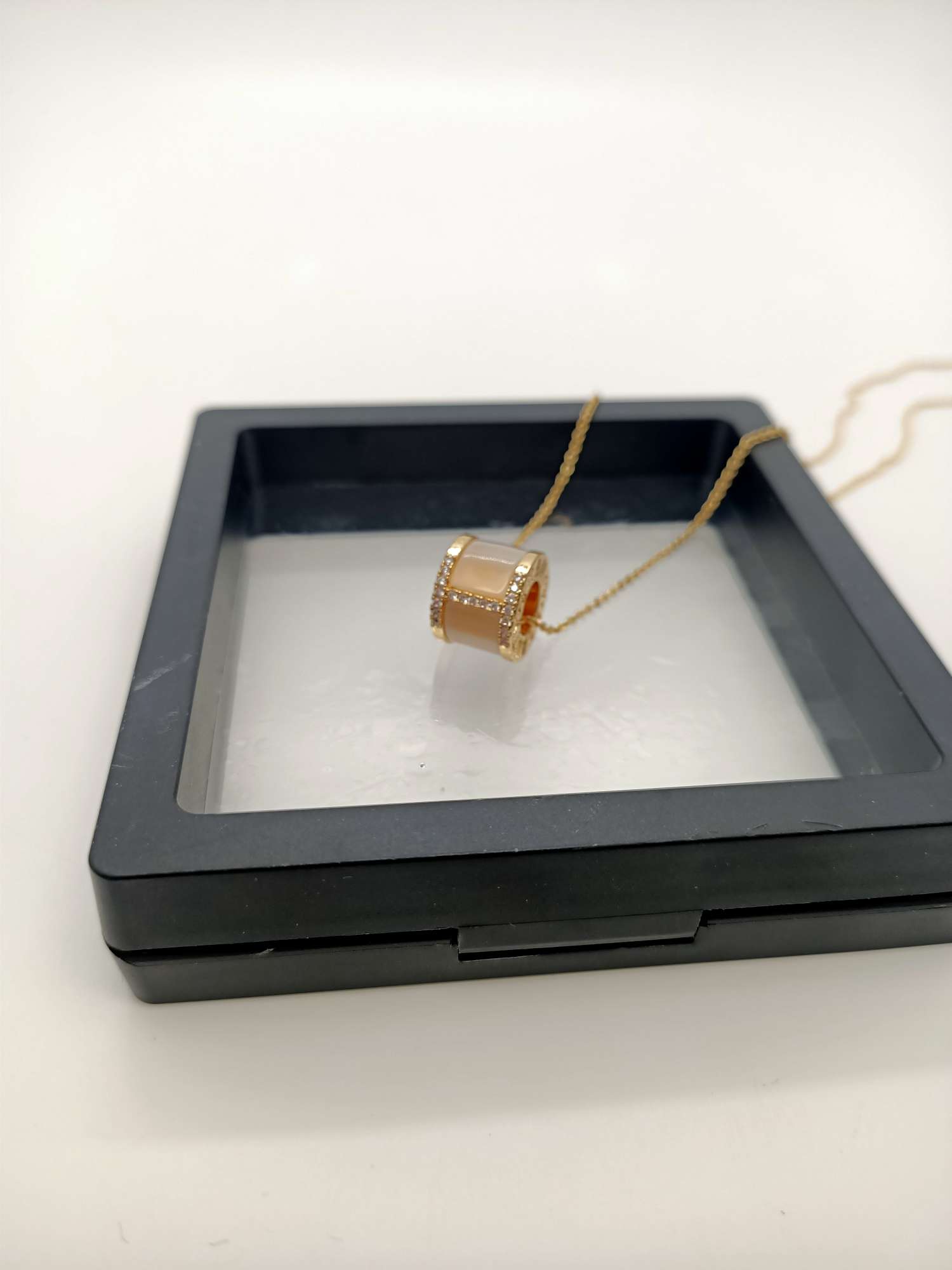 104欧美简约小众高级感K金色项链女ins潮轻奢冷淡风锁骨颈链白底实物图