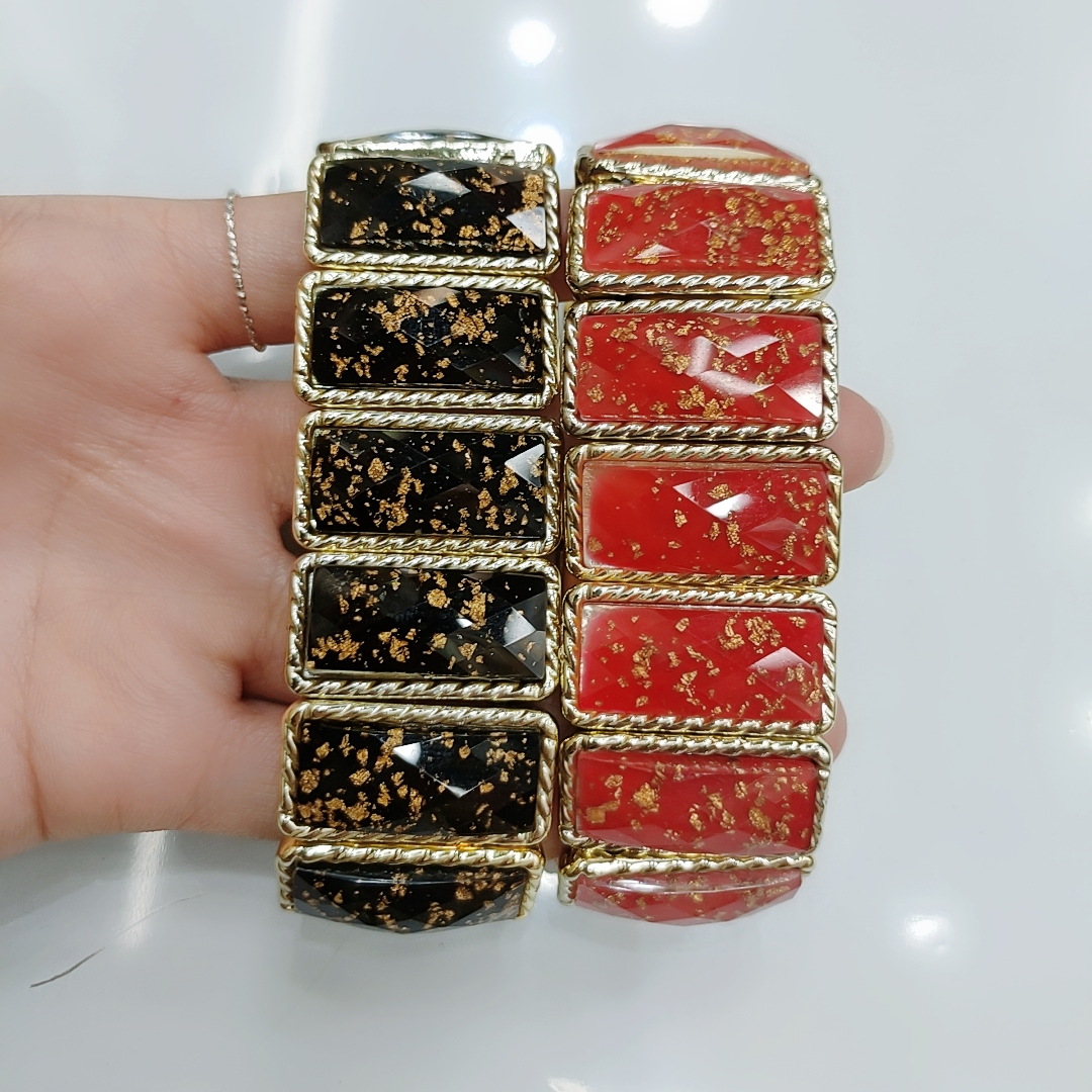 The new and popular CCb bracelet, a versatile European and American accessory, is simple and fashionable. It's a trendy bracelet