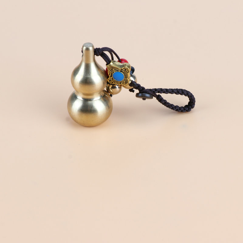 Wander around the streets, wholesale brass Five Emperors coin keychains, car keys, accessories and medium-sized copper gourds from street stalls Item Picture