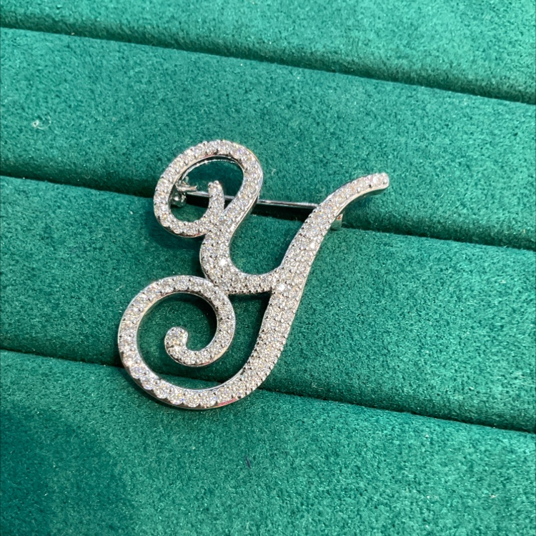 Microbrooch y