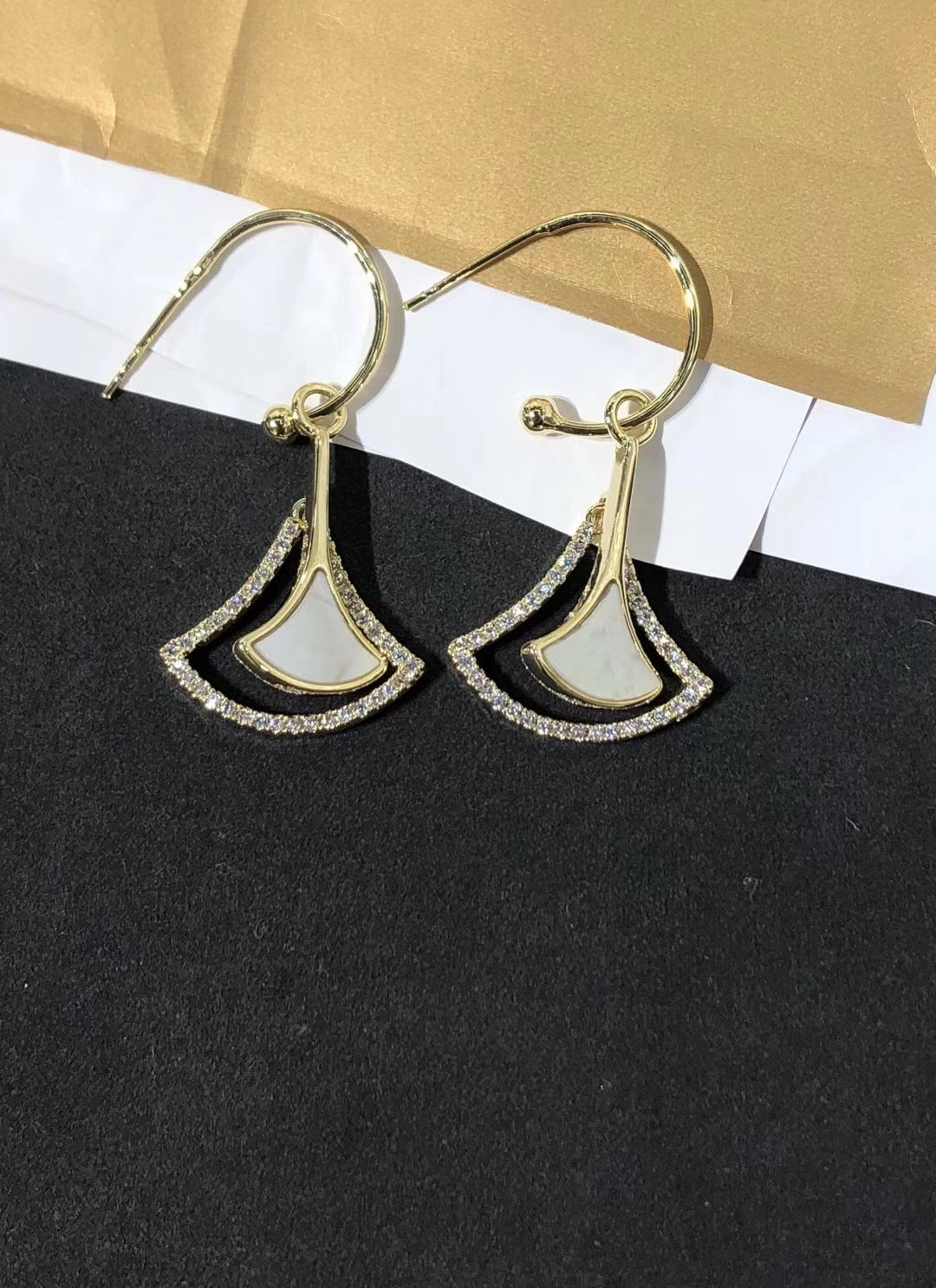S925 Silver Needle ins cold style leaf earrings, ethereal, gentle and high-end stud earrings, simple summer earrings for women details Picture