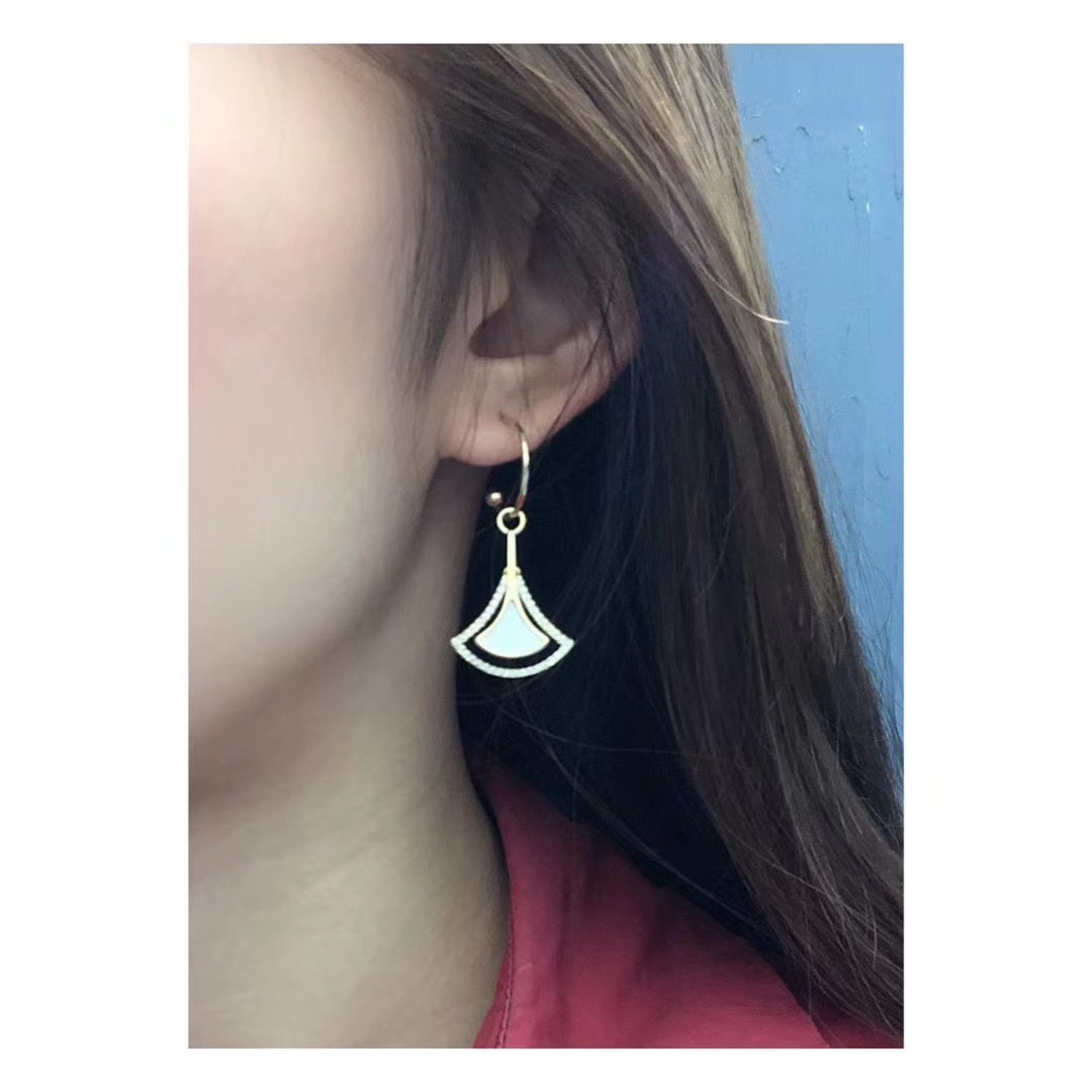 S925 Silver Needle ins cold style leaf earrings, ethereal, gentle and high-end stud earrings, simple summer earrings for women Application Scenario