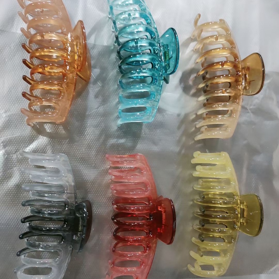 Summer bestseller: Pearl alloy with diamond one-piece clip, elegant alloy metal hair clip, fishtail style, alloy back head updo, women's top hair clip accessory, Yibeier 020 Application Scenario