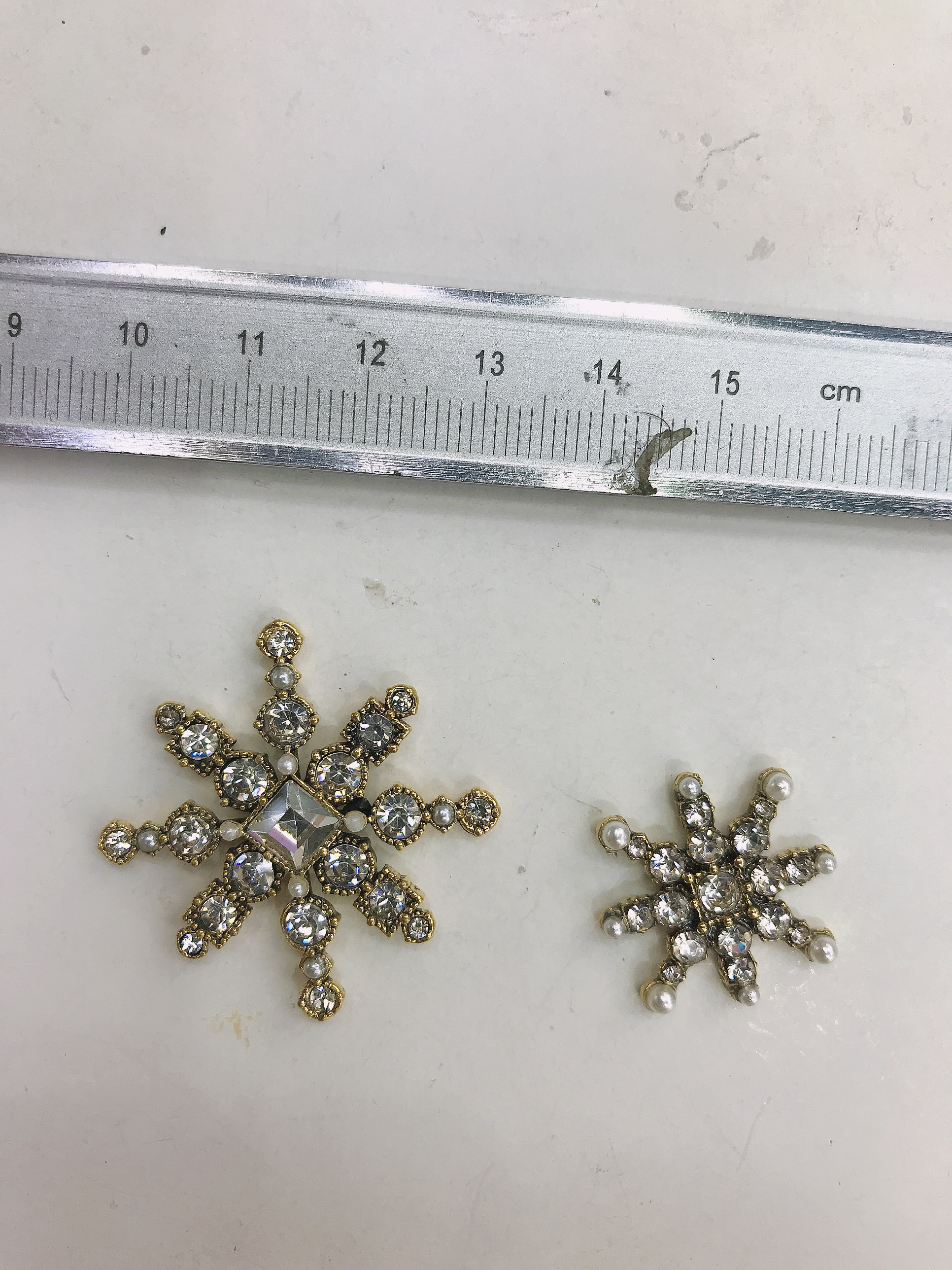 Decorated with large and small snowflake diamonds details Picture