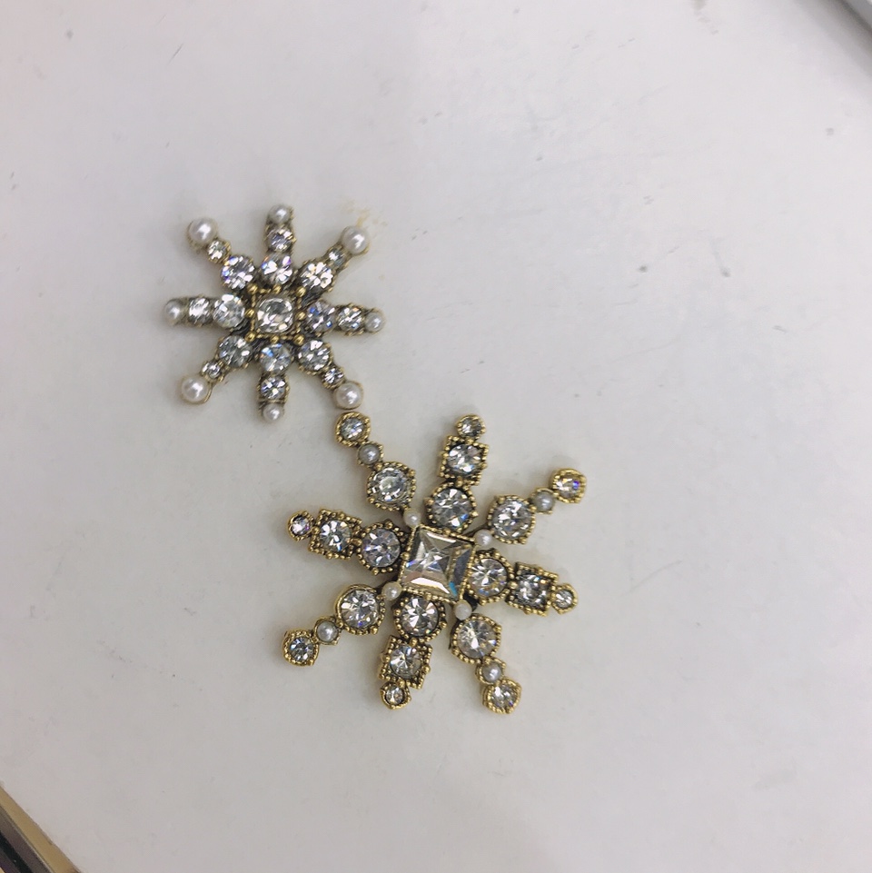 Decorated with large and small snowflake diamonds