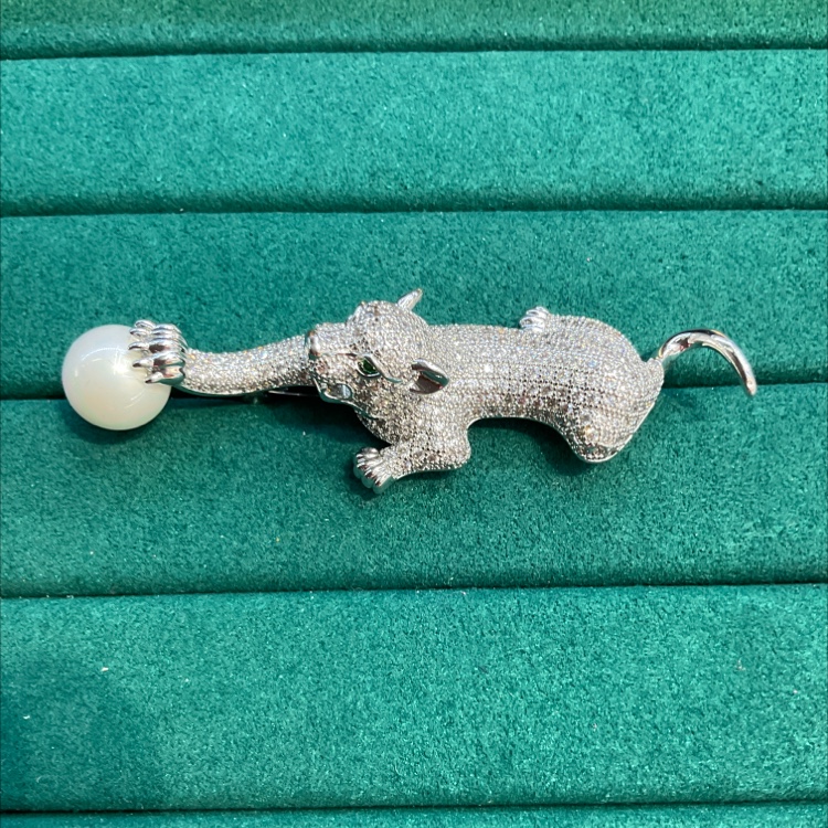 American leopard micro brooch small female design fashion trend feeling corsage