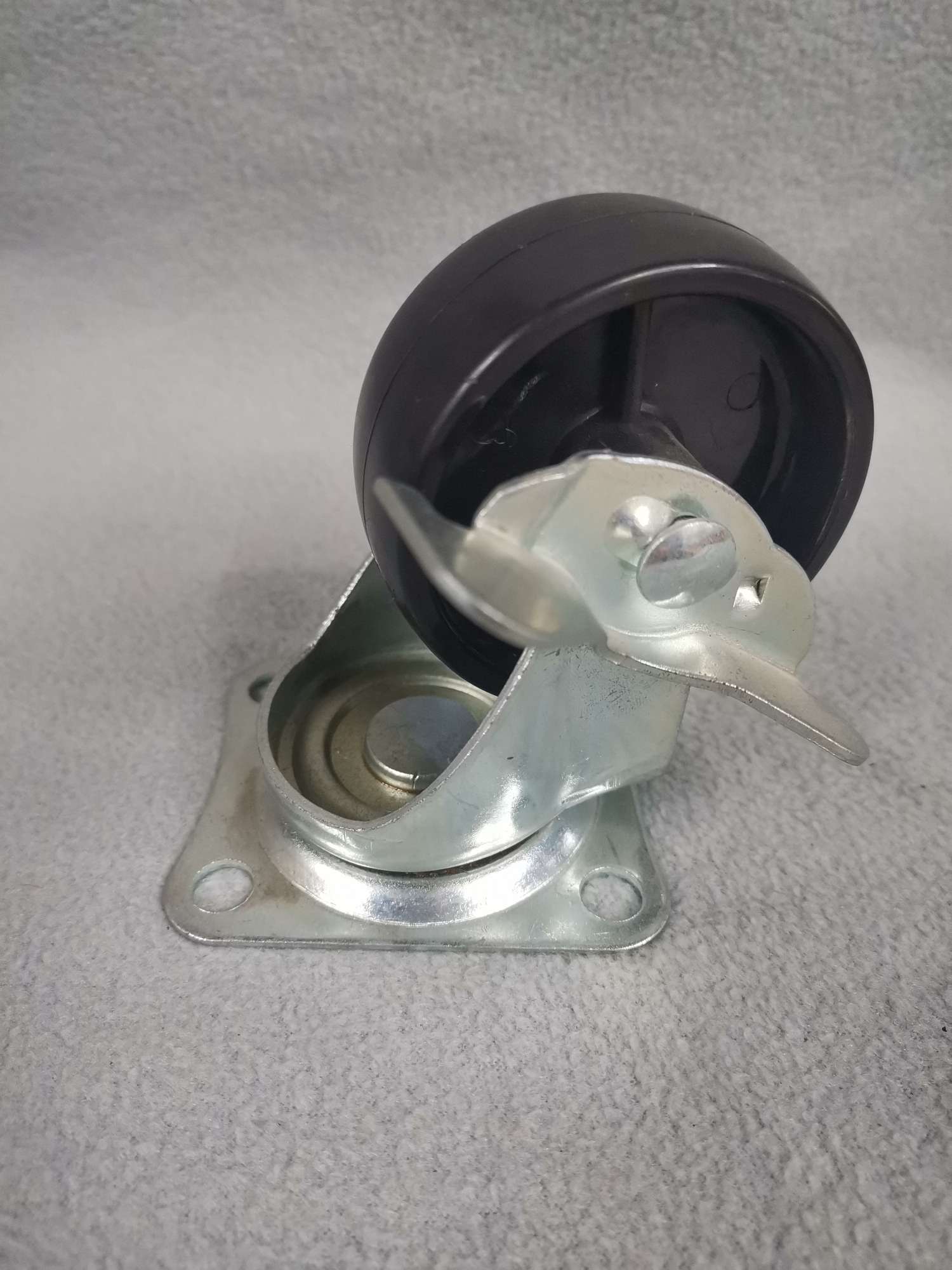 2.5-inch black PP flat-bottom movable lightweight casters with brake wheels Item Picture