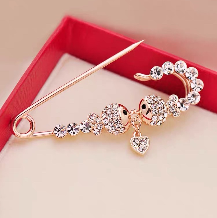 Fish kiss brooch