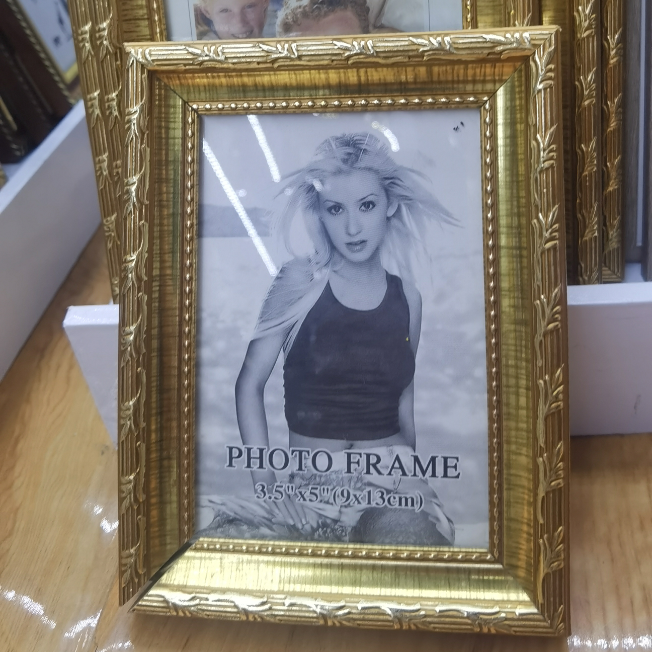 Simple photo frame display table details Picture