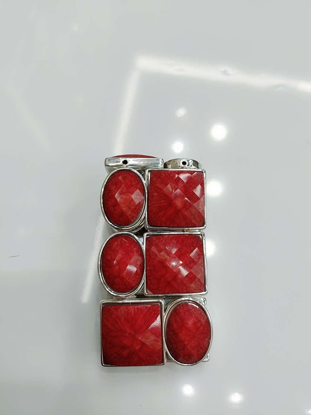 The new and popular CCB bracelet, a versatile European and American accessory, is a simple and fashionable bracelet made of trendy resin Application Scenario
