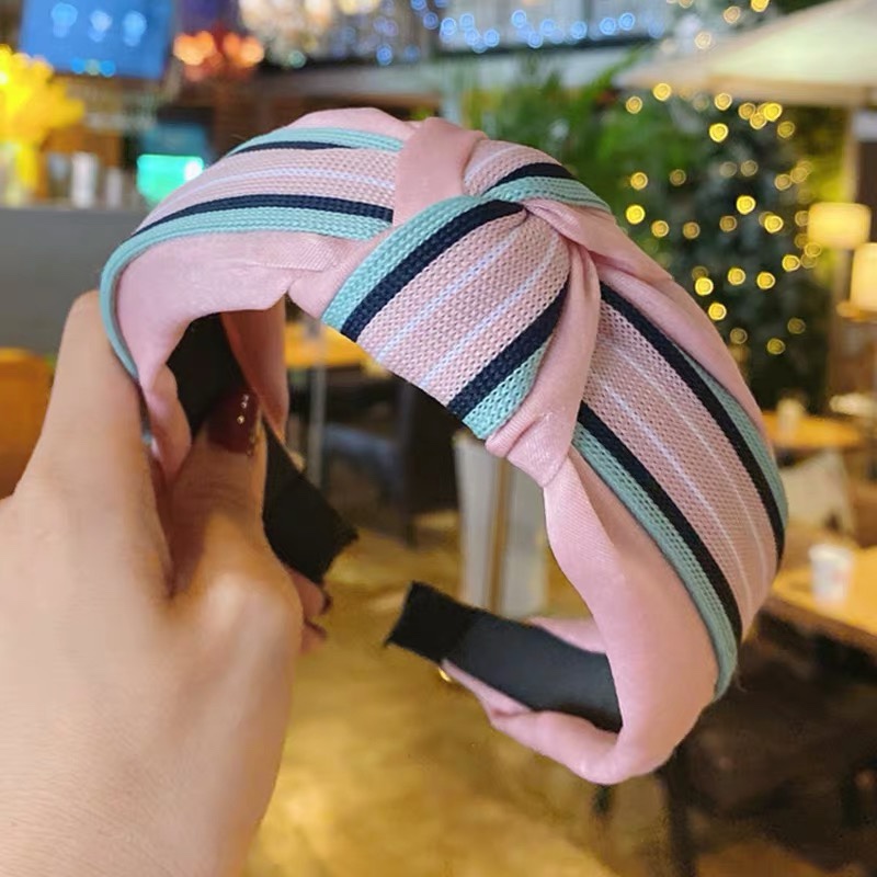 The 2022 new versatile wide-edge face-washing and hair-pressing headband, a popular hair band for going out