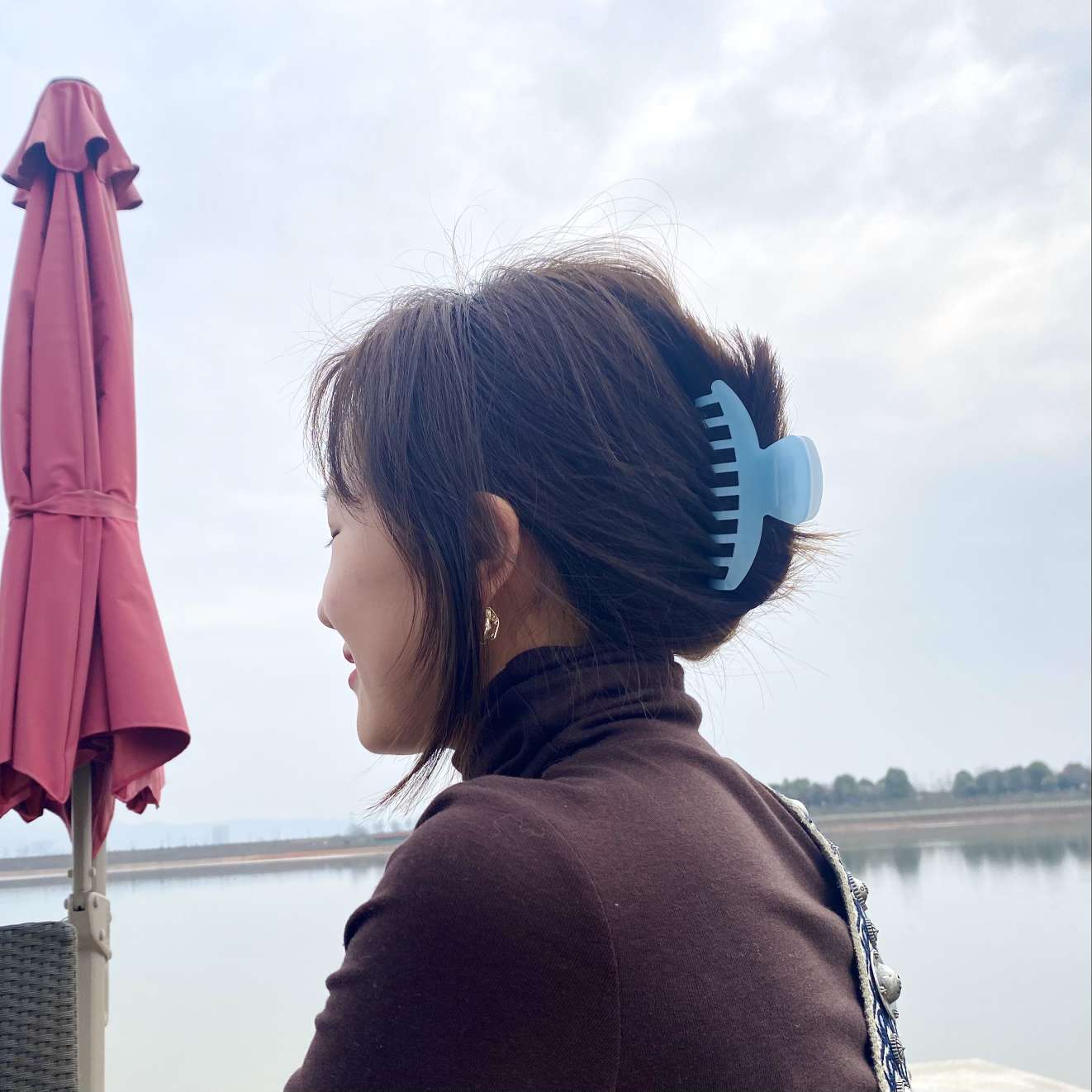 The spring and summer trendy bright pink version of the large comb-tooth gripper details Picture