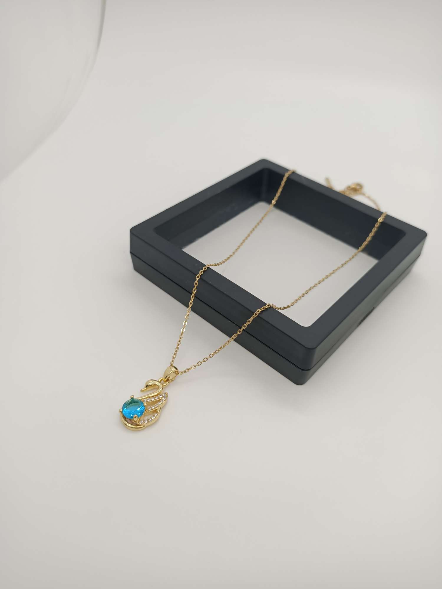 131 European and American simple, niche and high-end K-gold necklace, women's Instagram trendy, light luxury and cold style collarbone necklace Application Scenario