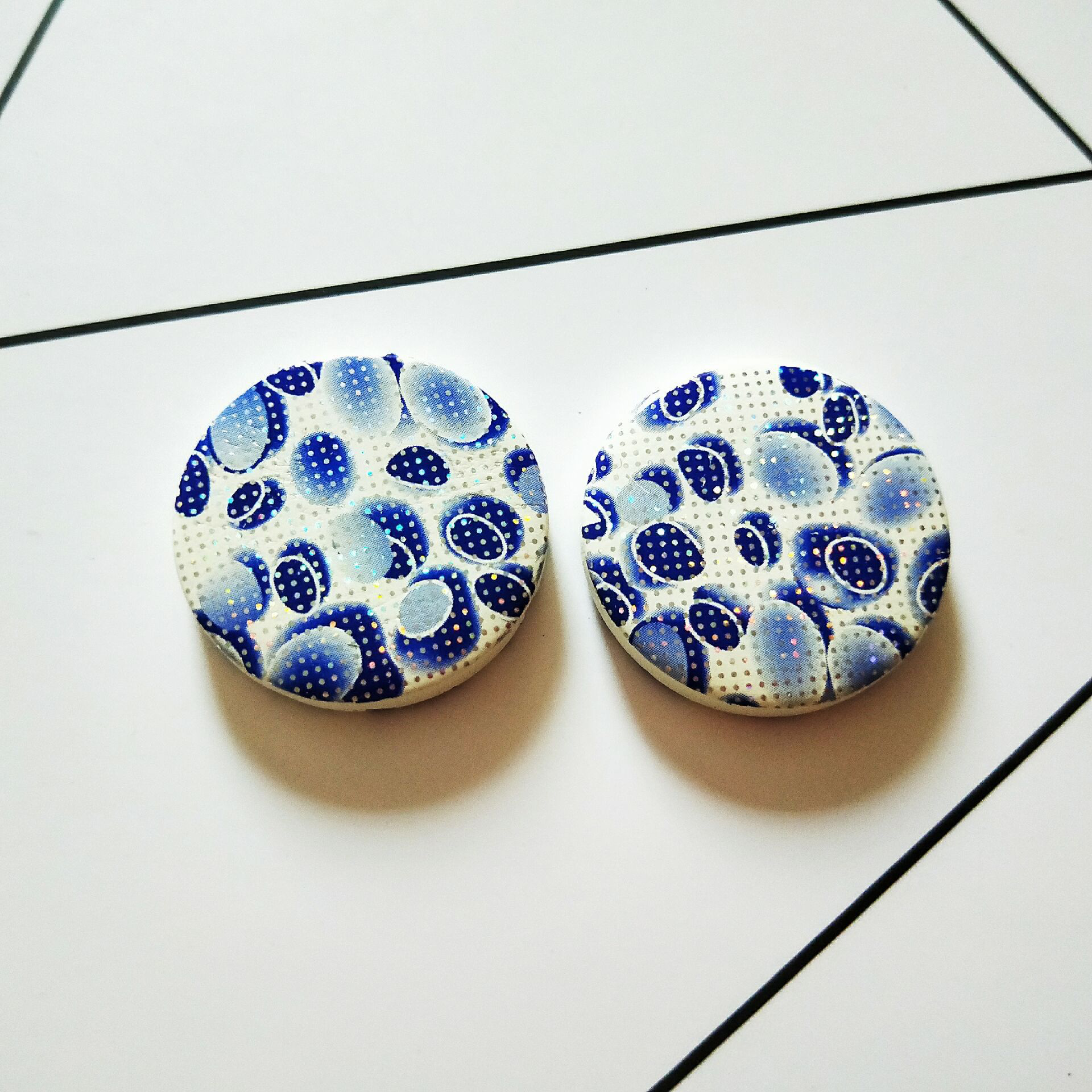 diy jewelry material accessories, wooden handcrafted earrings with 30mm horizontal hole white printed round wood chips Application Scenario