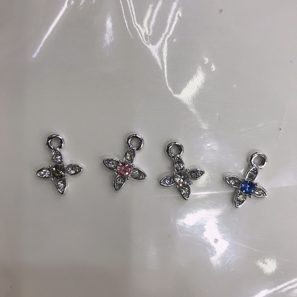 White k color diamond small four-leaf