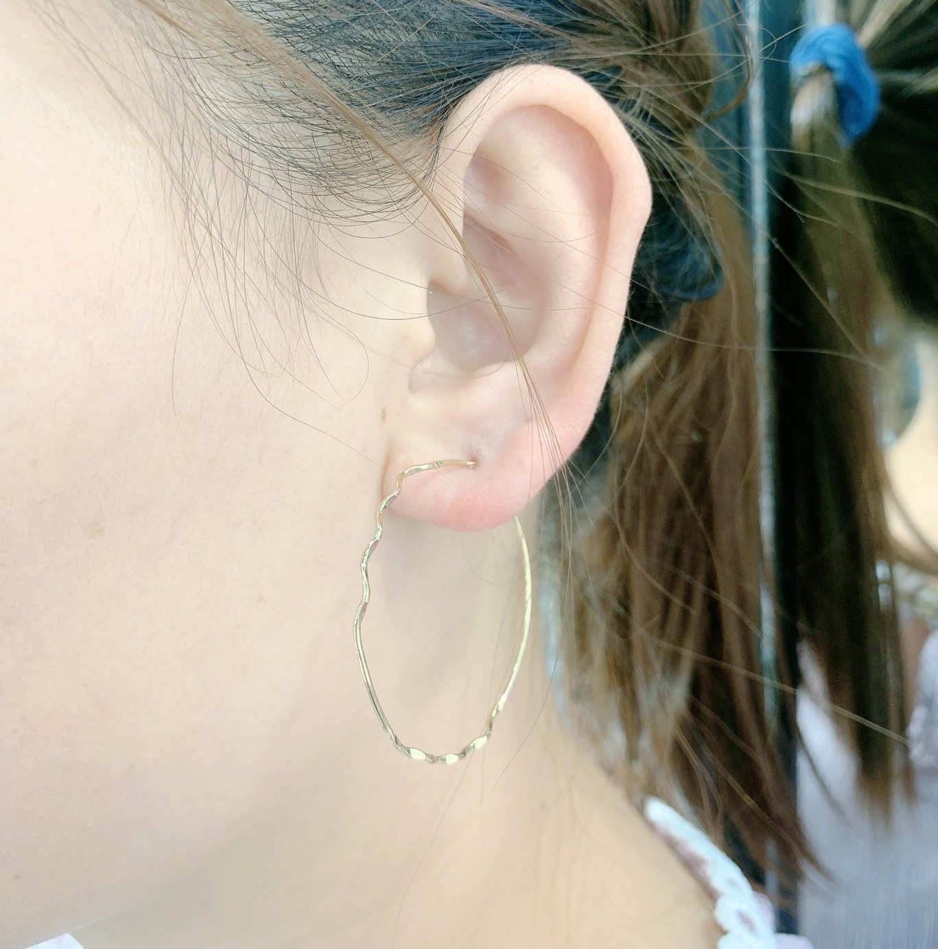 nyunyu, a popular earring brand in Dongdaemun, South Korea, offers a new style of silver needle shiny wavy texture circle earrings detail image 2