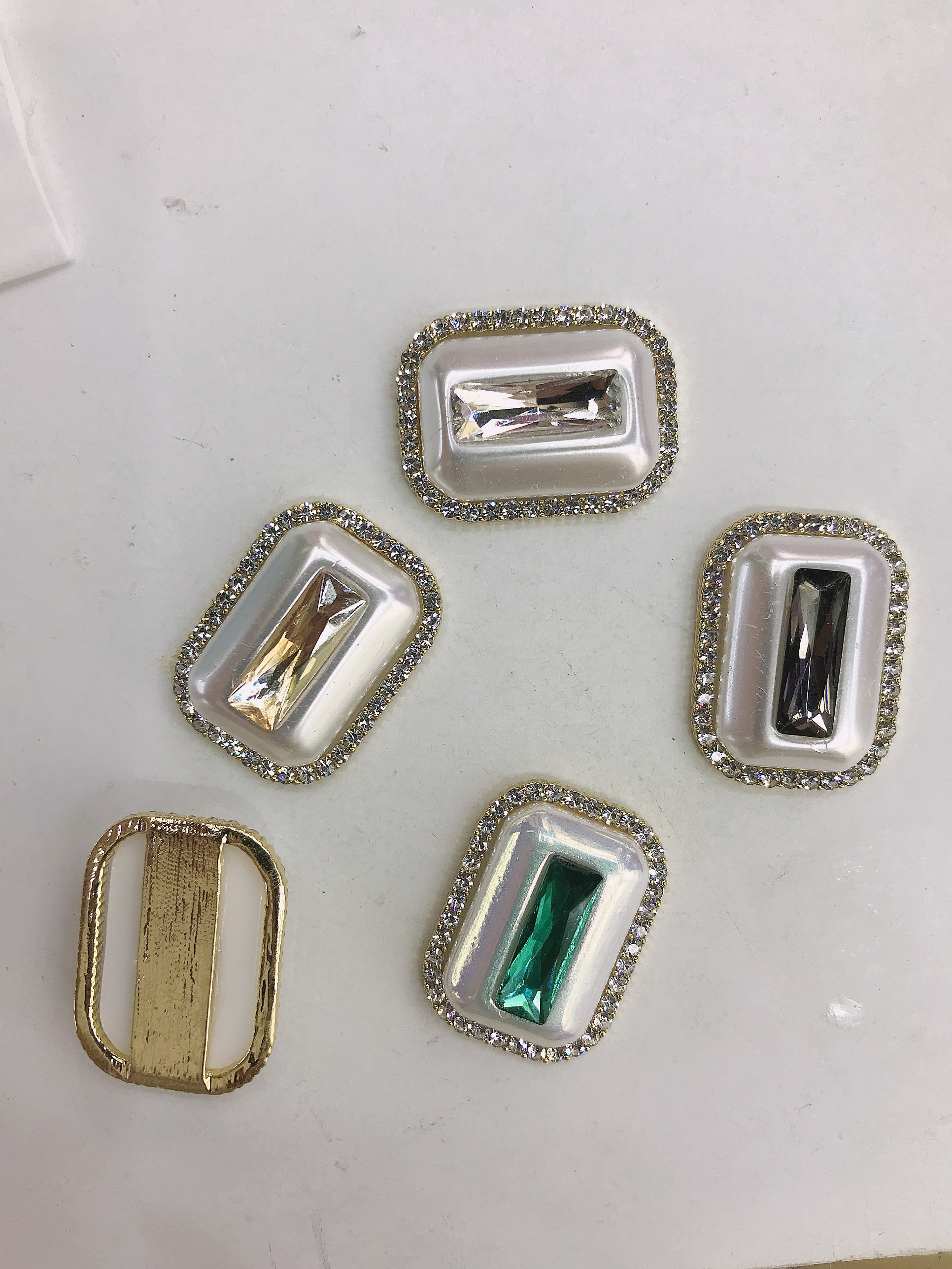 Square pearl-colored glass with dot diamonds details Picture