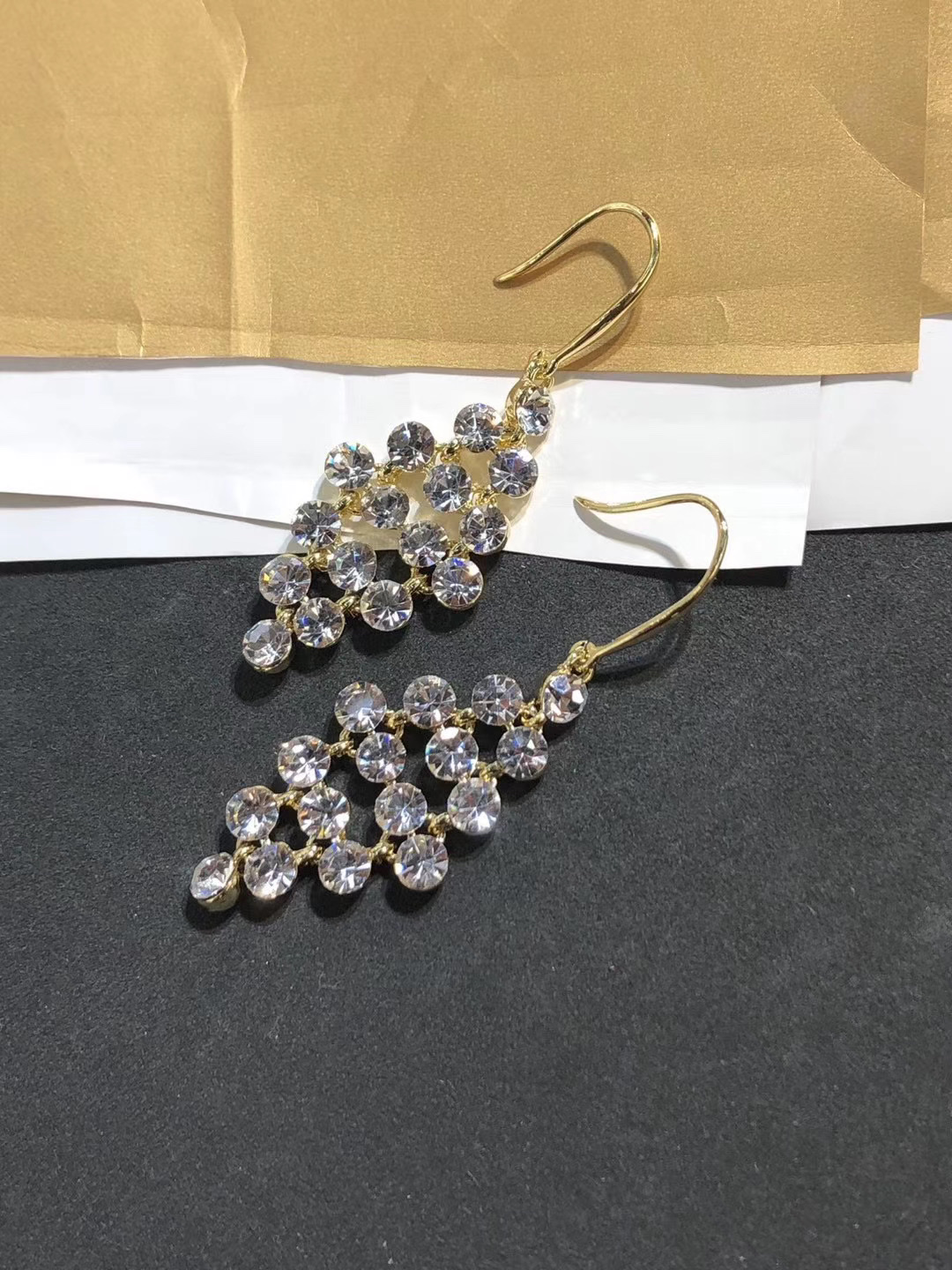 S925 Silver Needle natural pearl Stud earrings with hollowed-out flowers, French high-end style, retro Hong Kong style Hepburn earrings, rhombus-shaped crystal Specification image