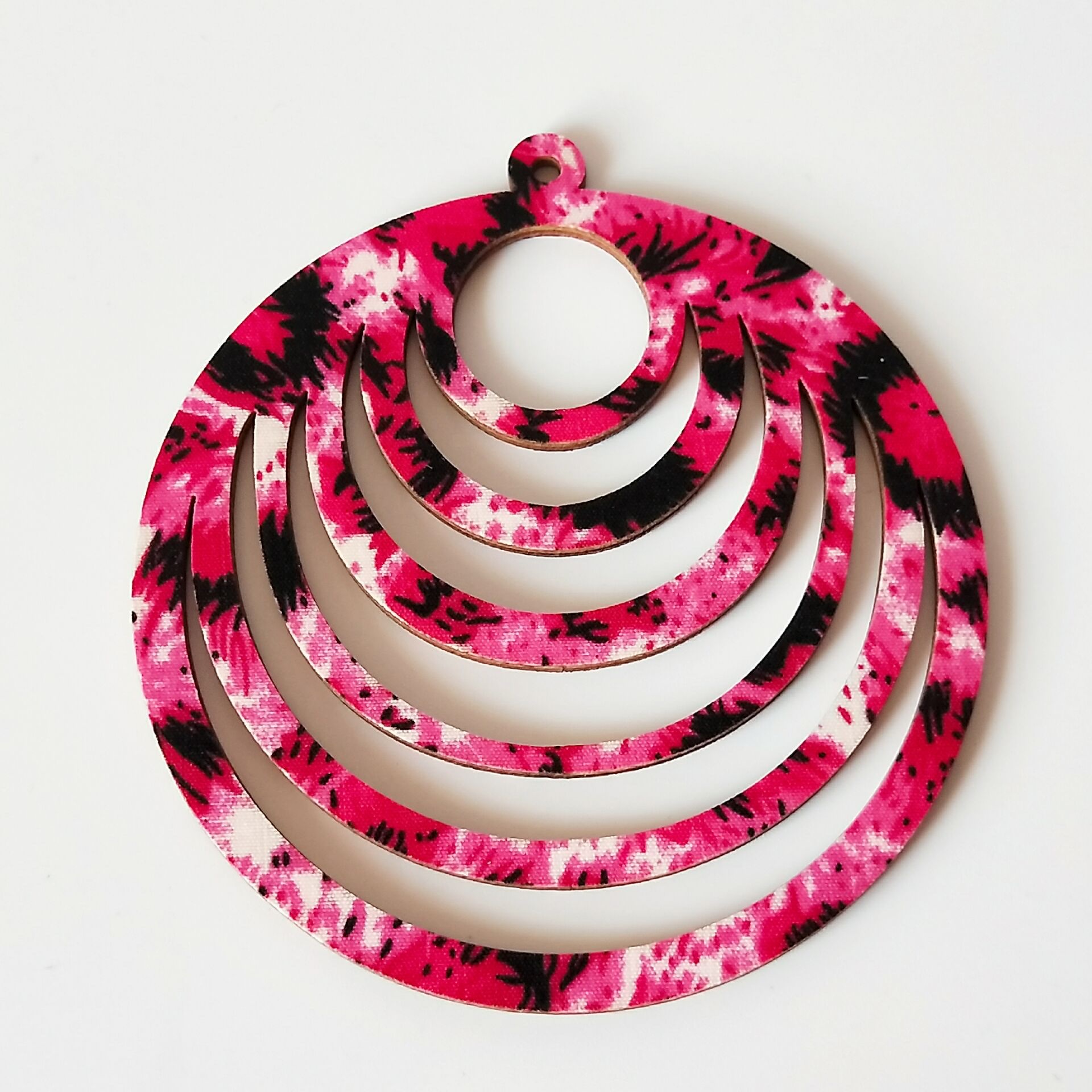 Wholesale of wooden DIY jewelry materials and accessories, vintage earring pieces, circular hollowed-out geometric wood chip pendants Application Scenario