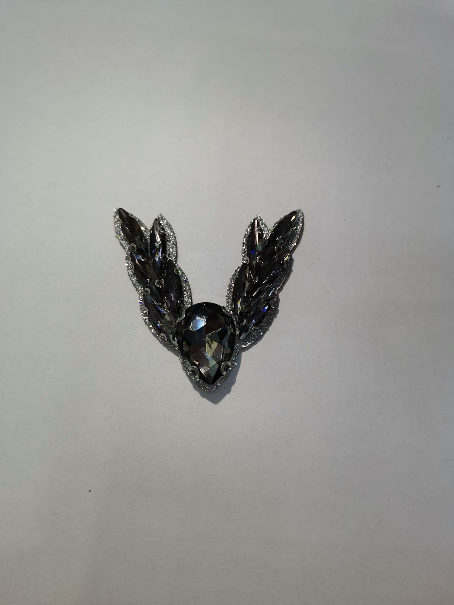 Factory direct sales of exquisite brooch accessories and other clothing display props, fashionable and versatile details Picture