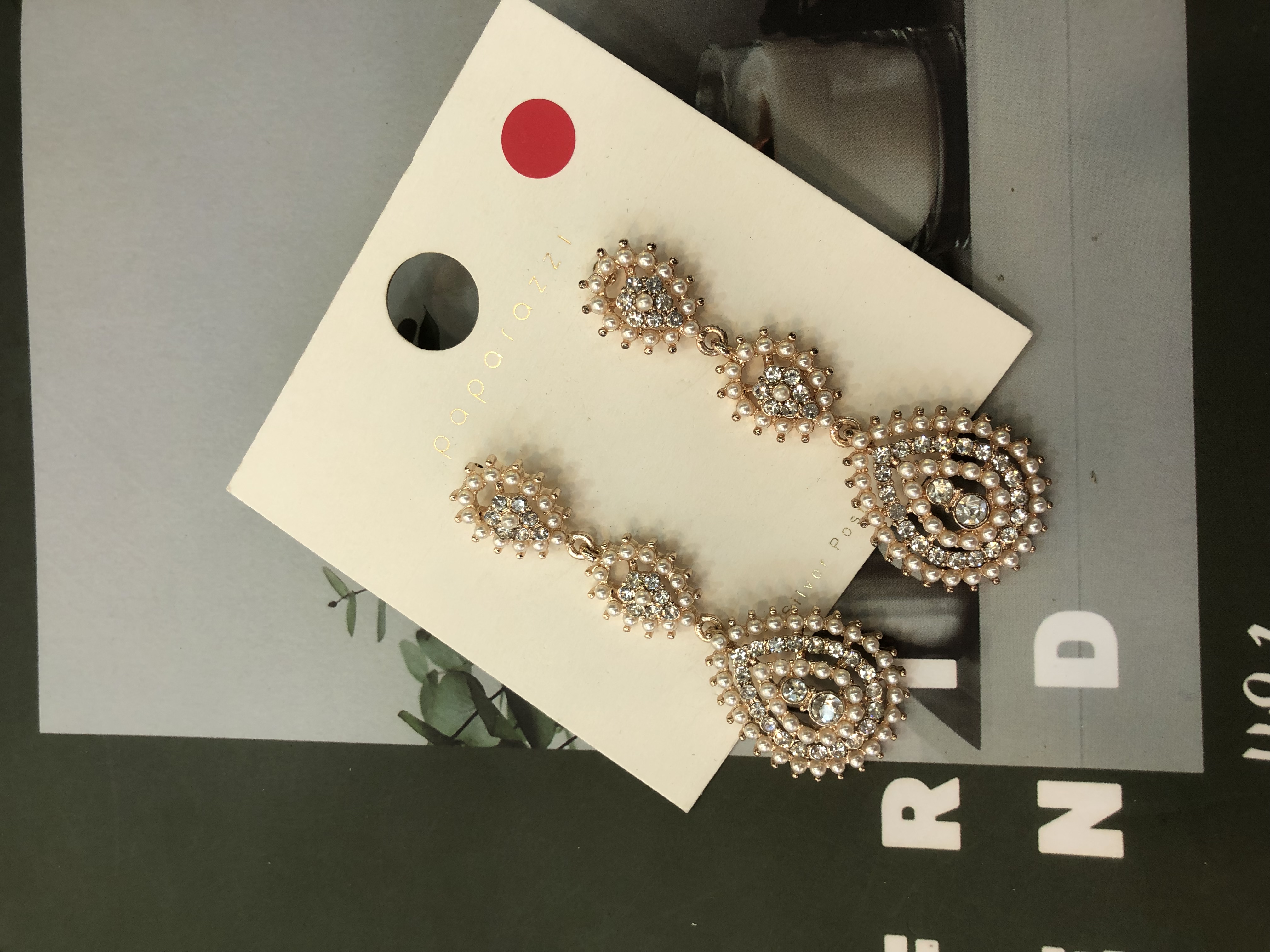A fashionable, trendy and casual set of water diamond and pearl earrings with a European and American style, the same as that of Internet celebrities for women details Picture