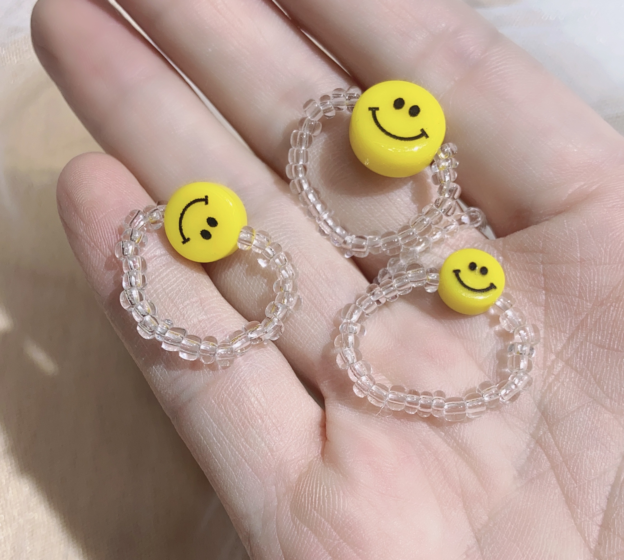 The smiling face rice bead handmade ring can be customized in style details Picture