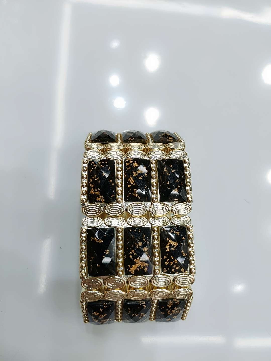 The new and popular CCb bracelet, a versatile accessory, is simple and fashionable. It's a trendy bracelet Specification image