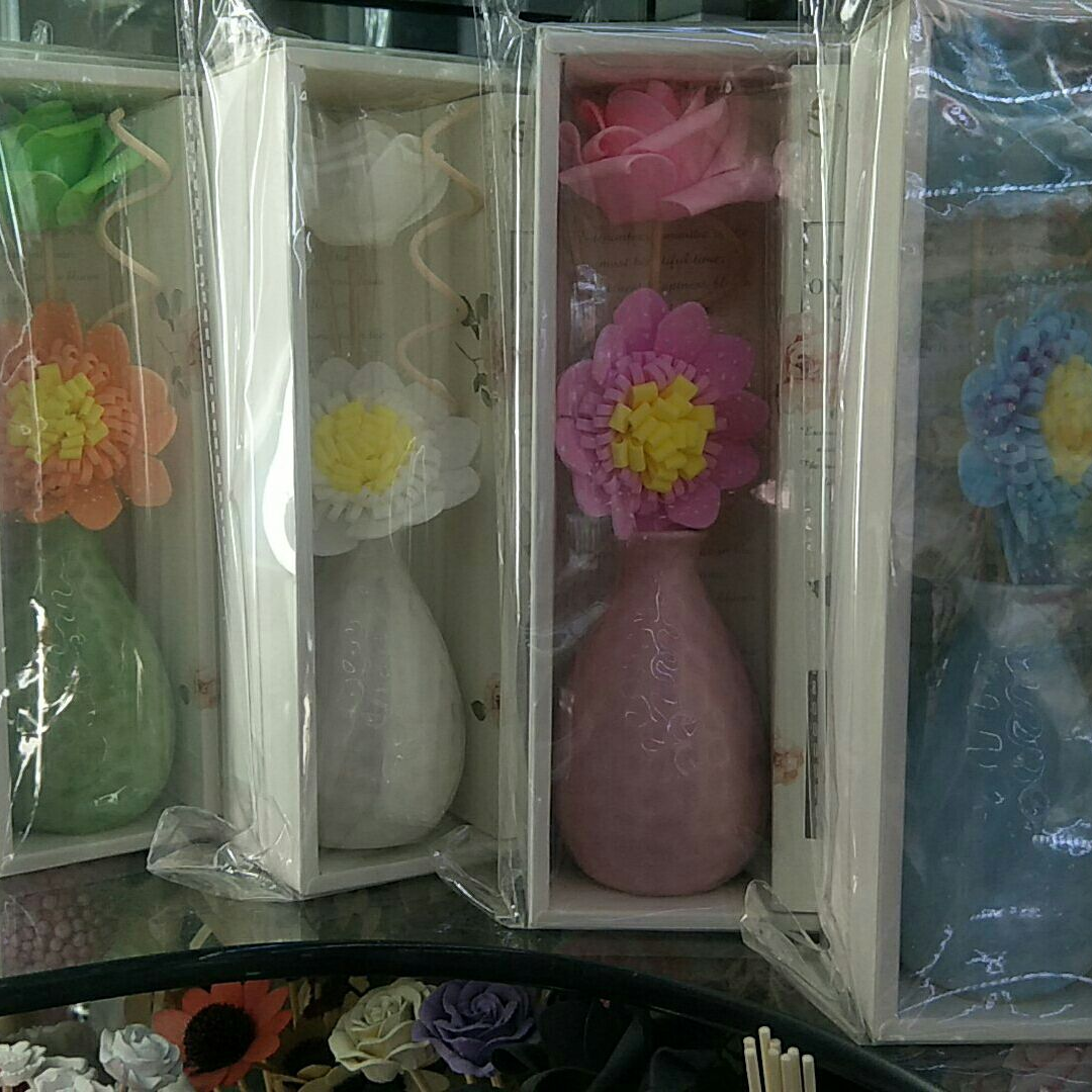 The flameless aromatherapy essential oil set allows for natural evaporation of indoor perfumes to aid sleep and purify the air