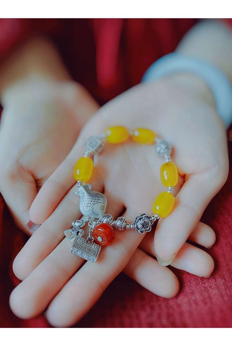 Jingpuli Jewelry Silver Fish Multi-Treasure Amber Korean imported elastic String Silver bracelet Application Scenario