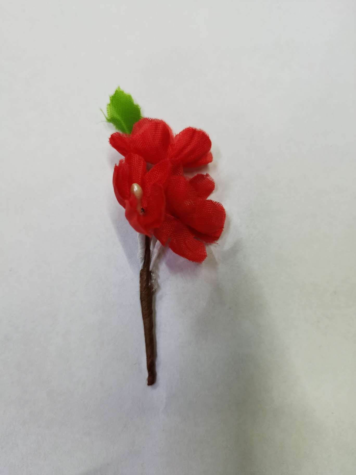 Three small plum blossoms and green leaves Specification image