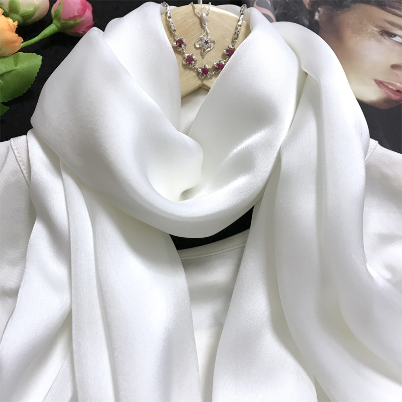 وشاح من الحرير الأبيض حول عنق الرقبة، وهو غطاء رقيق للأشعة الشمس Item Picture