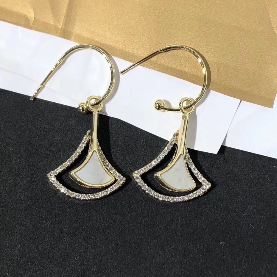 S925 Silver Needle ins cold style leaf earrings, ethereal, gentle and high-end stud earrings, simple summer earrings for women