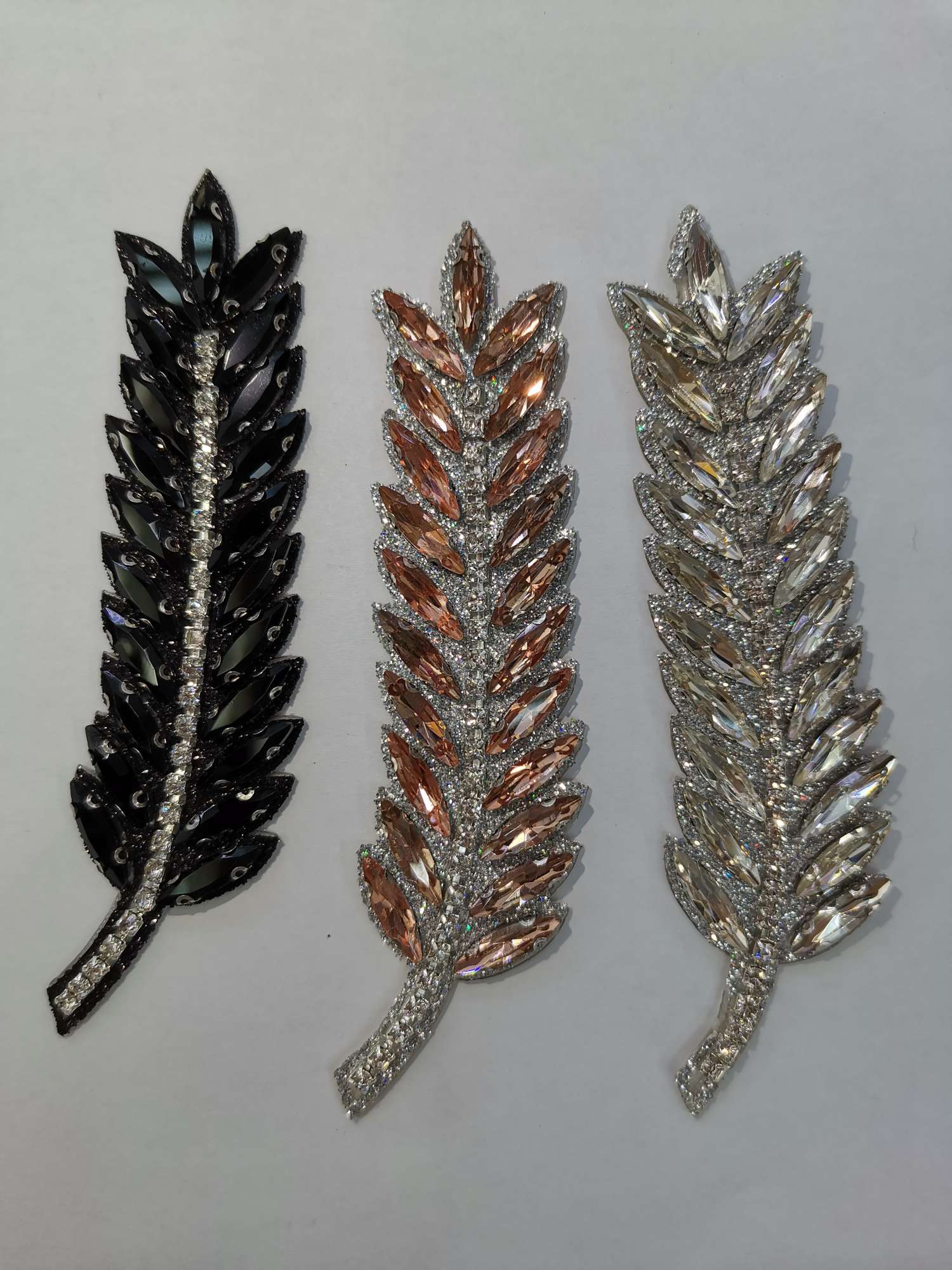 Factory direct sales of fashionable and exquisite brooches, clothing buttons, corsage buttons, other clothing display props, and a wide range of accessories detail image 1