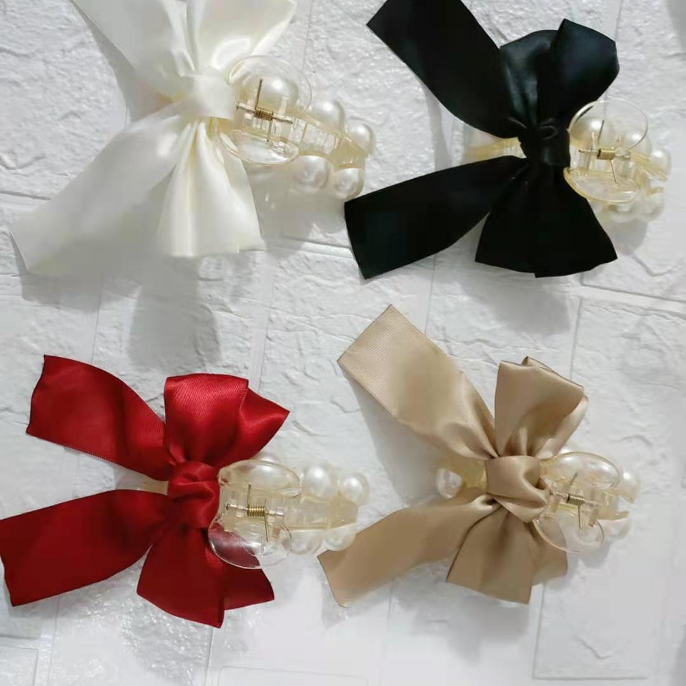 The popular online bestseller, the summer pearl alloy diamond one-piece clip, elegant alloy metal hair clip, fishtail style, alloy back head bun, women's top hair clip accessory, Yibei 'er 005 Application Scenario