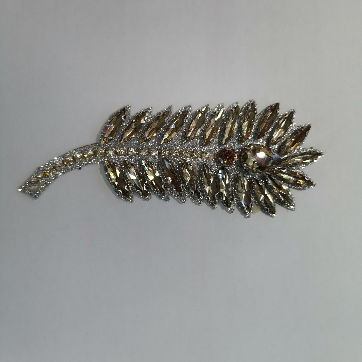 Direct sales from the manufacturer of high-quality brooches, clothing display props, personalized pins, fashionable clothing accessories, and other clothing display props