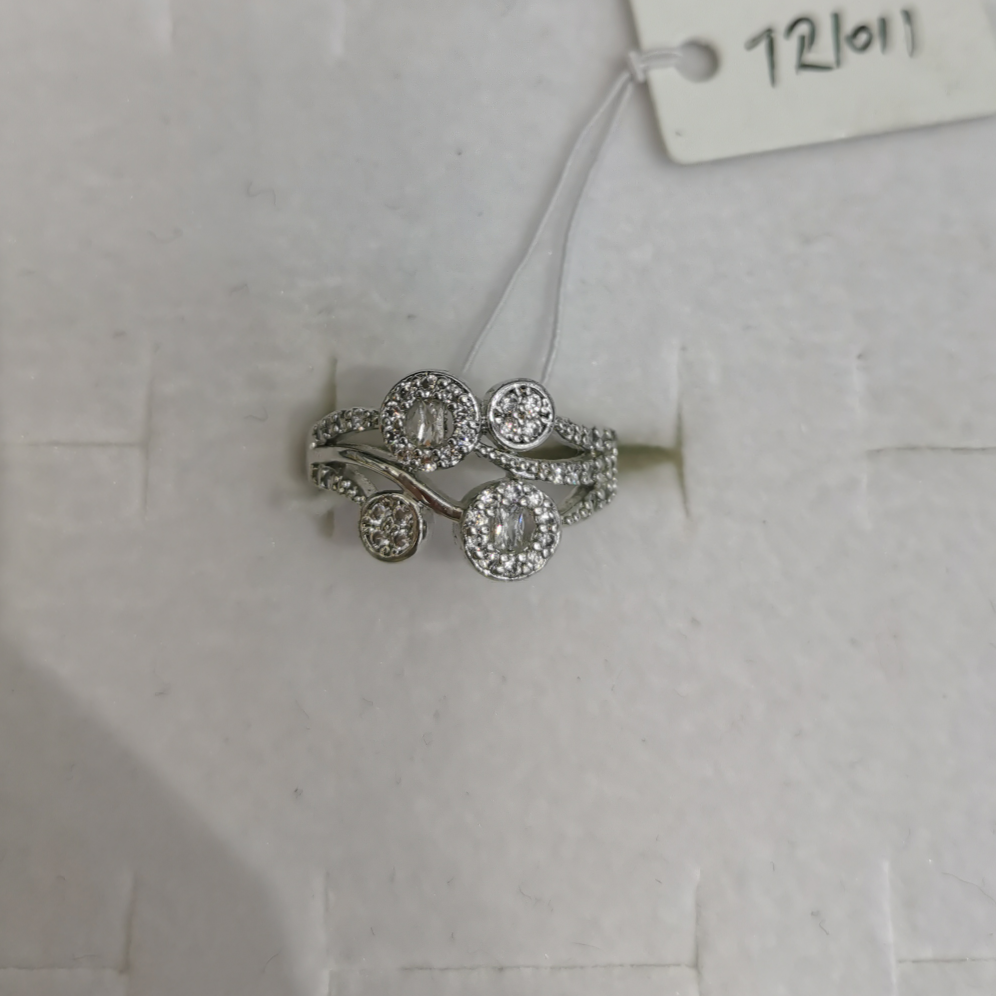 4 round white rings in zircon