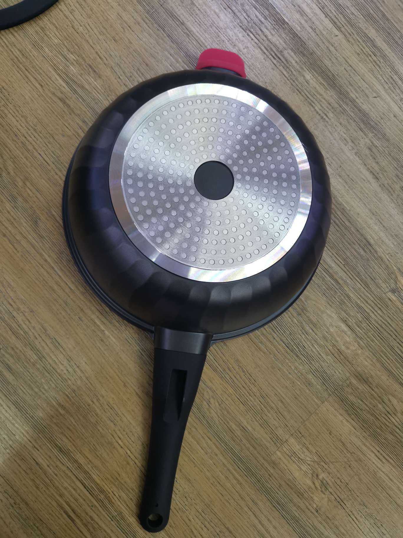 A 32cm wok with a steamer rack Item Picture