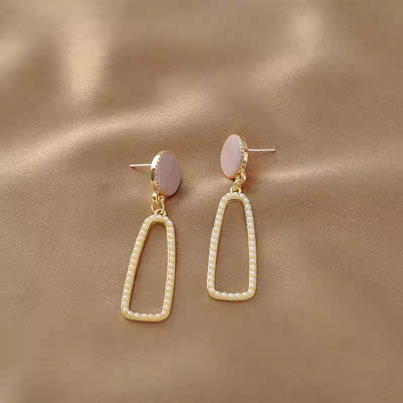 Pearl sweet, versatile, elegant, trendy, niche design, simple oil-dropping stud earrings Application Scenario