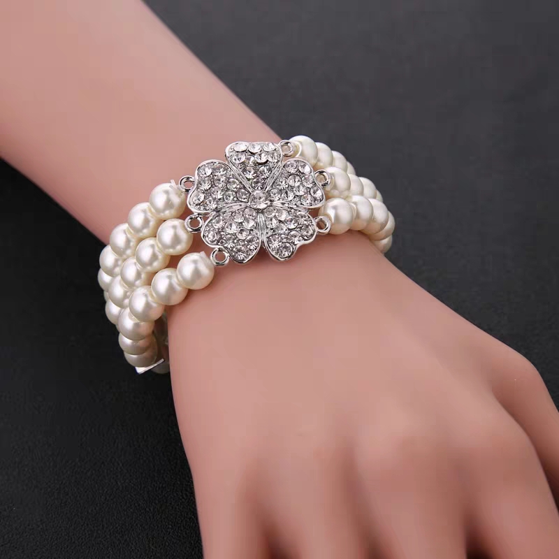 European and American handcrafted white pearl and diamond-encrusted bracelet for brides, a versatile, fashionable and simple gift jewelry for girls Application Scenario