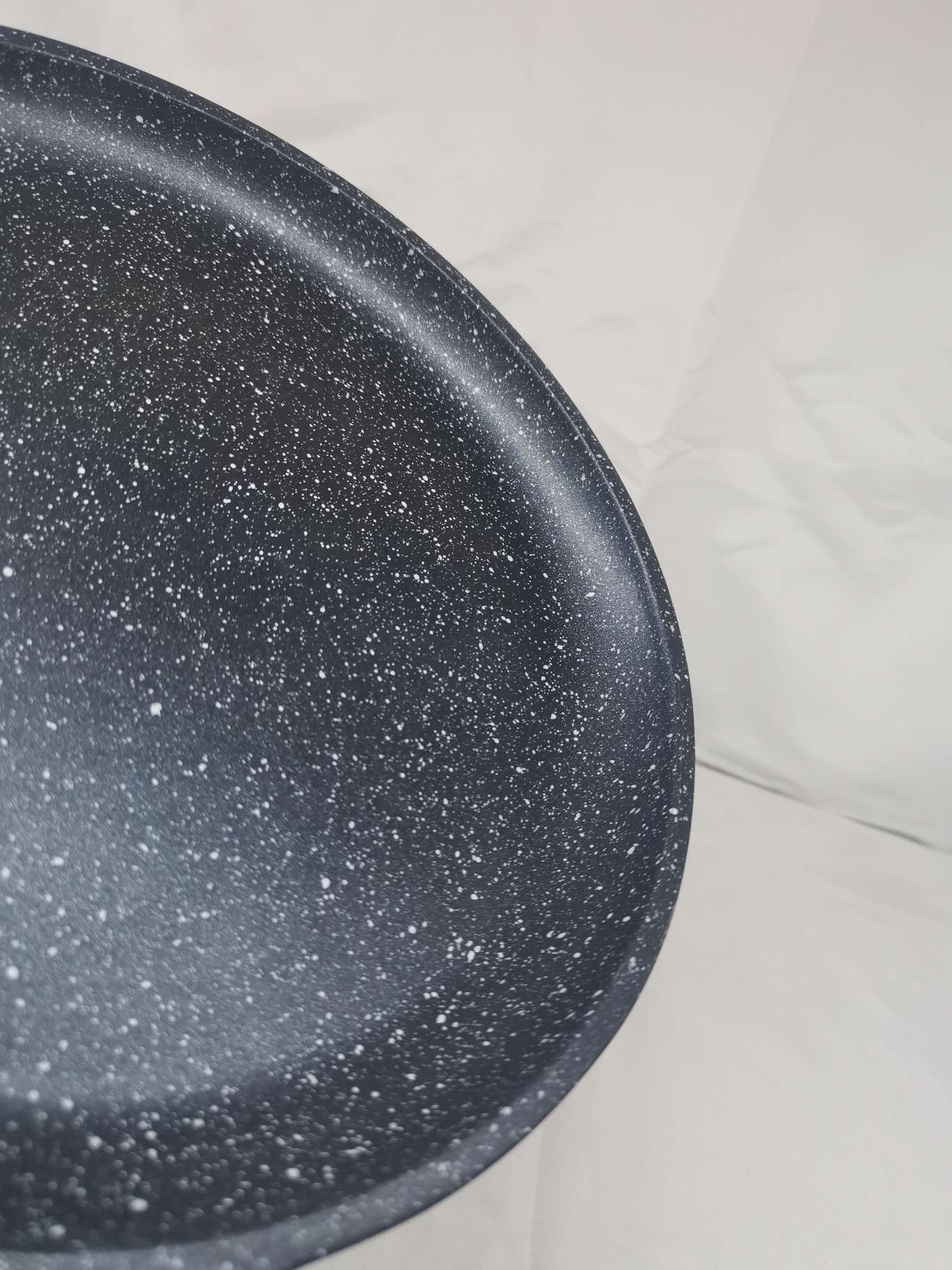 A large pancake pan for spreading pancakes and pizza Item Picture