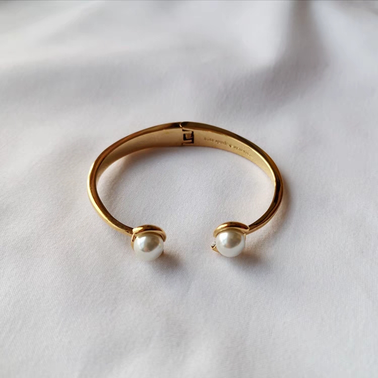 This is a unique and high-end European and American style bracelet with a simple metal pearl design that exudes a feminine charm. It is an ins bracelet Specification image
