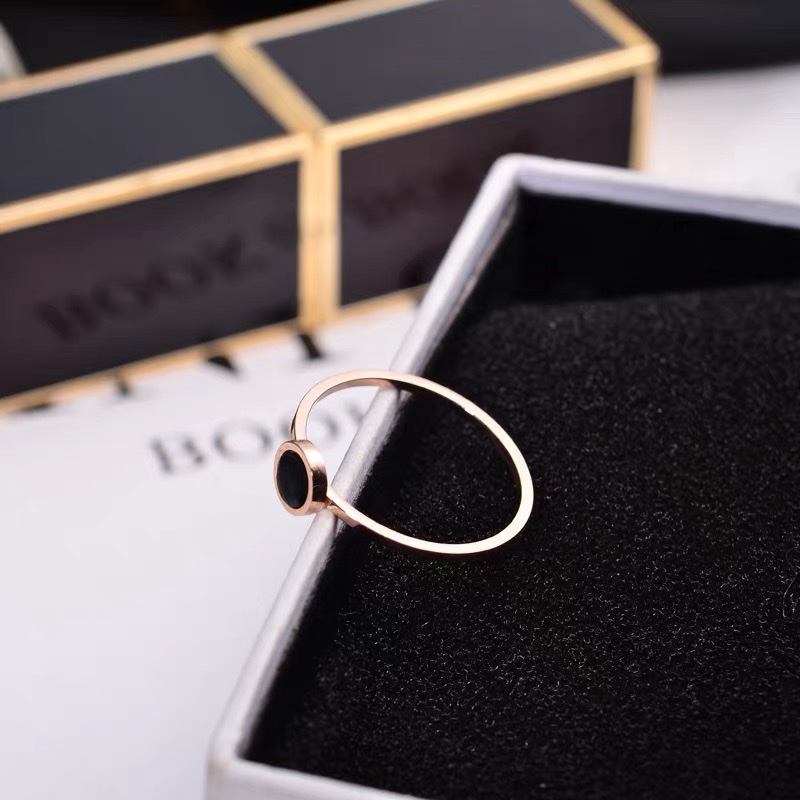 A simple and fashionable stainless steel round ring, a personalized index finger ring accessory Application Scenario