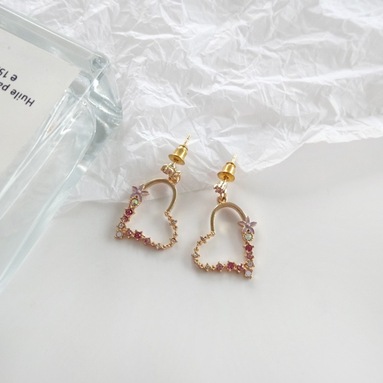 Personalized, elegant and creative diamond-encrusted heart-shaped earrings, Japanese and Korean style heart-shaped earrings for girls Item Picture