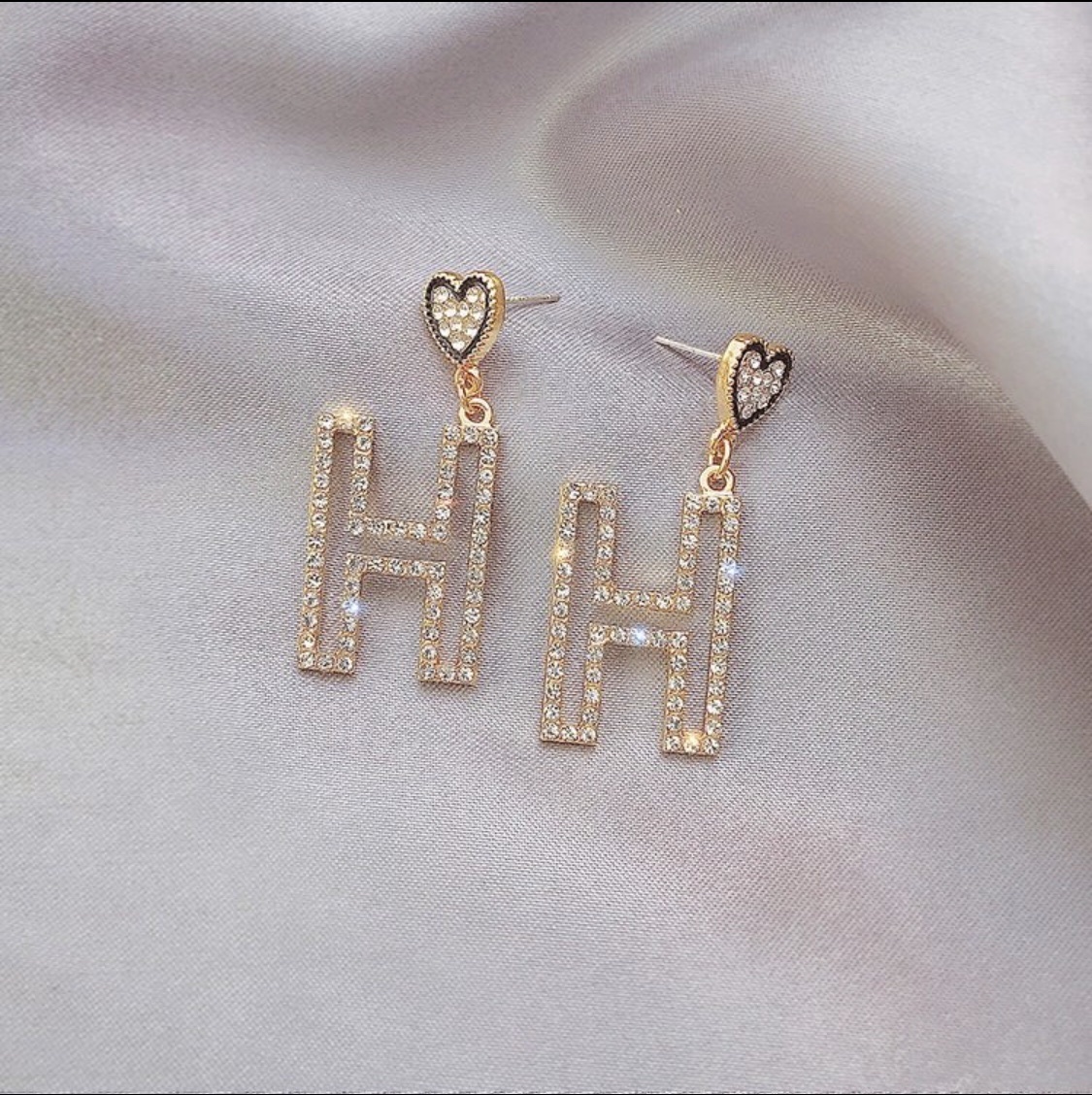 Hollowed-out H-shaped fashionable, exquisite, trendy and individualistic sweet girl earrings that are popular among Internet celebrities Item Picture