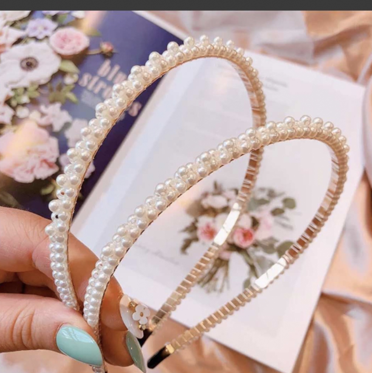 The latest hand-made pearl is a double-row flower-shaped pearl