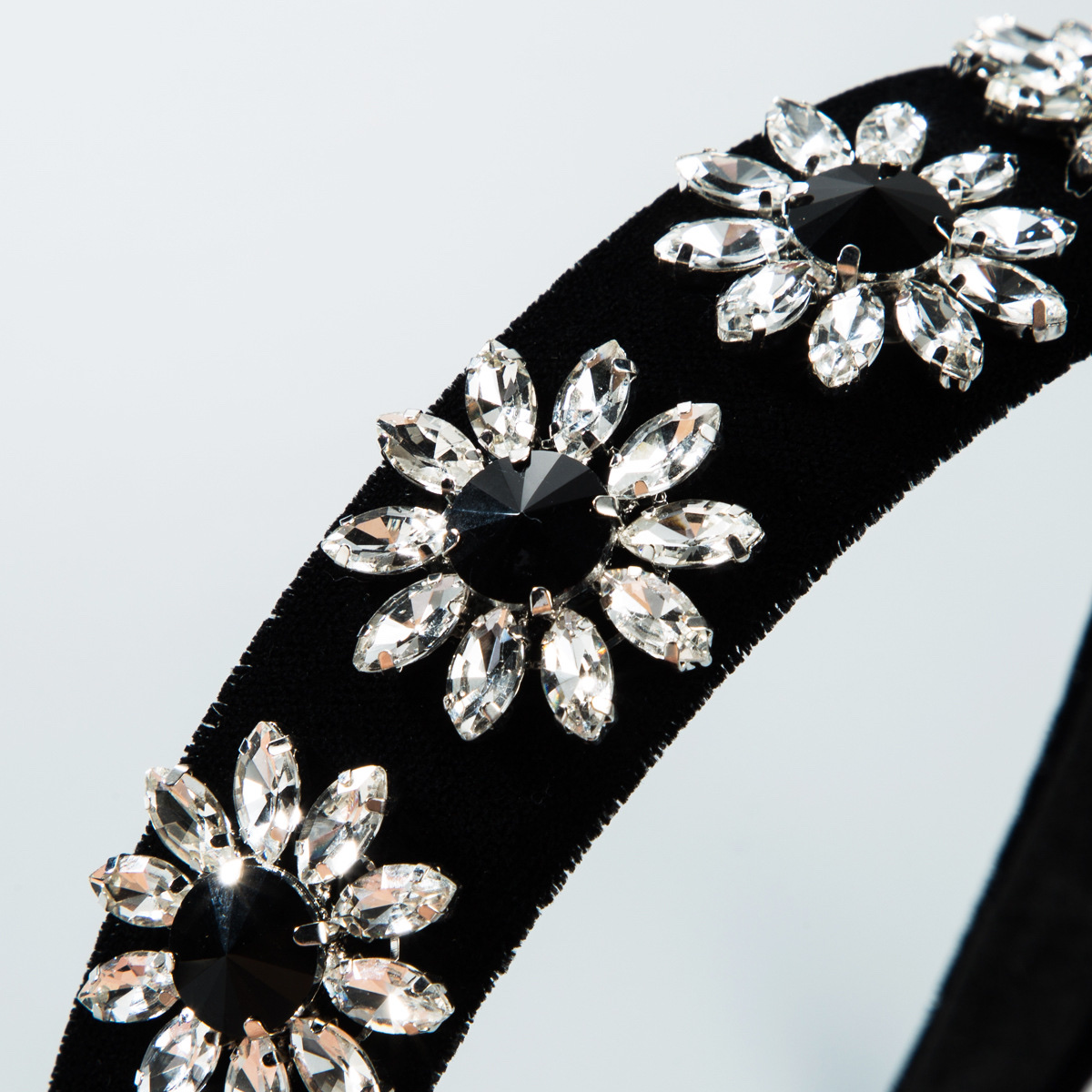 Full diamond sunflower geometric wide-edge velvet fabric headband Application Scenario