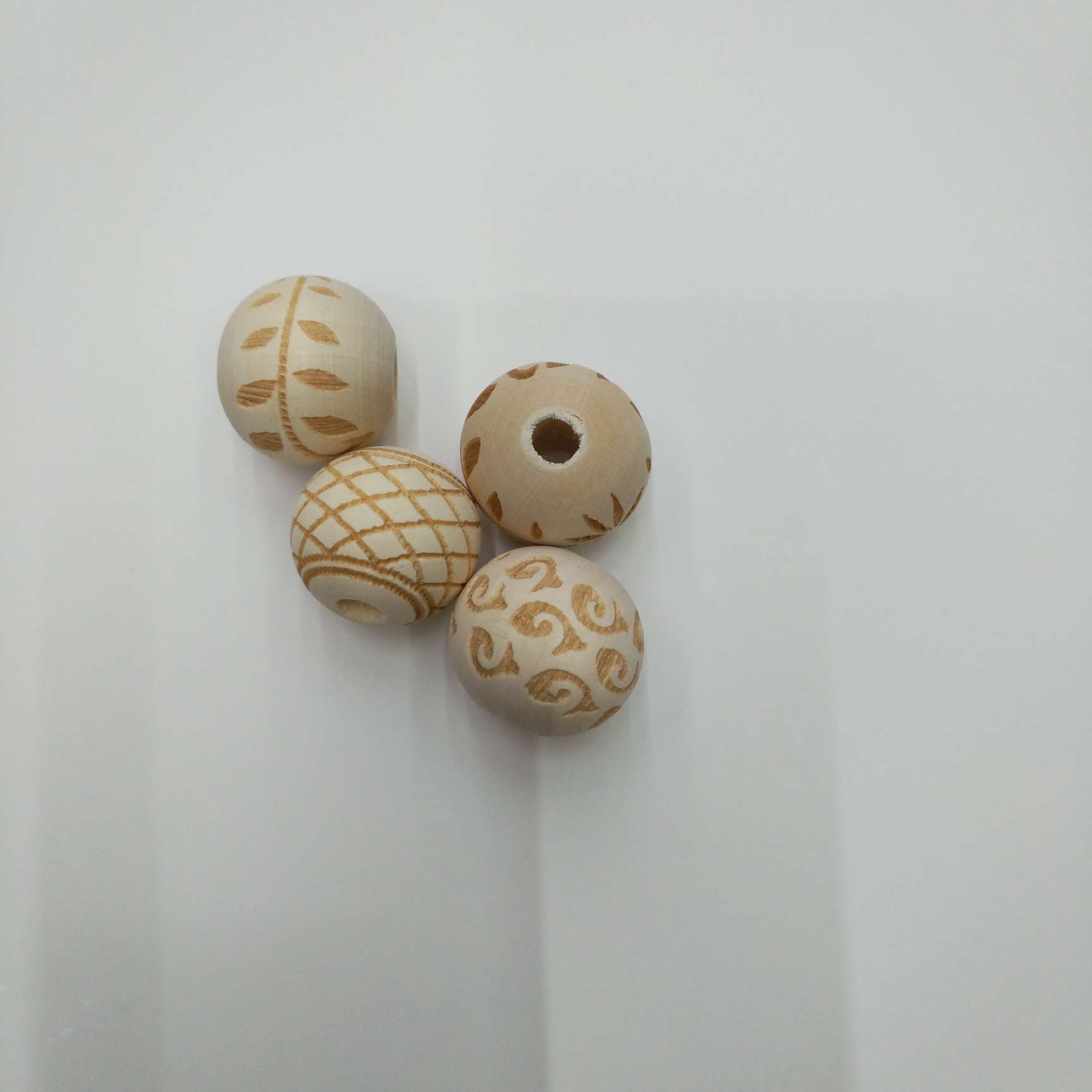 16-20mm lotus wood beads are marked as a whole with various patterns for ornaments, pendants, clothing accessories and accessories details Picture