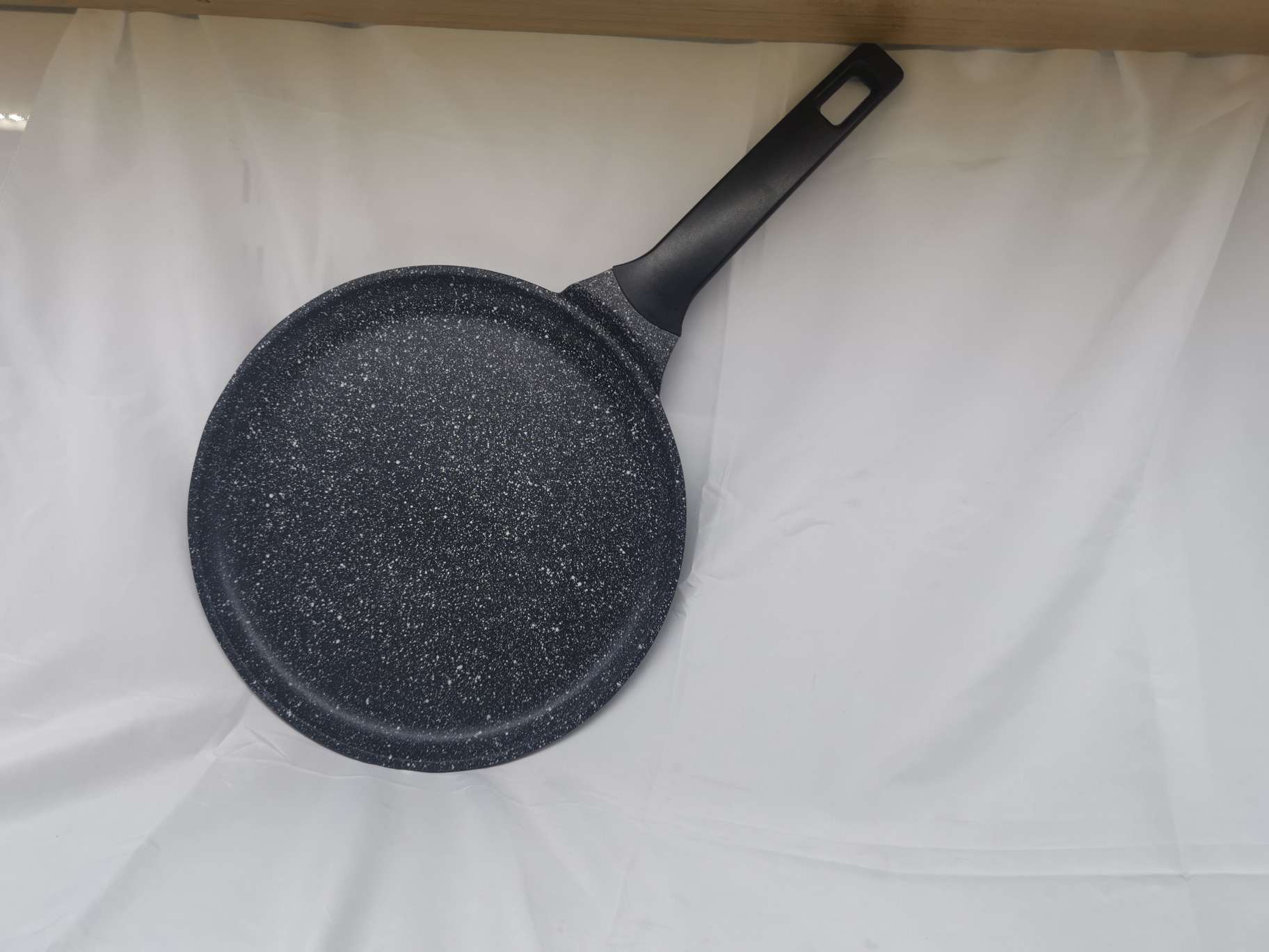A large pancake pan for spreading pancakes and pizza Application Scenario