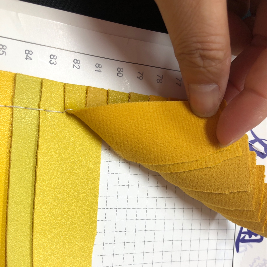 夹网布/pe编织布/皮革面料/木纹皮革/网布产品图