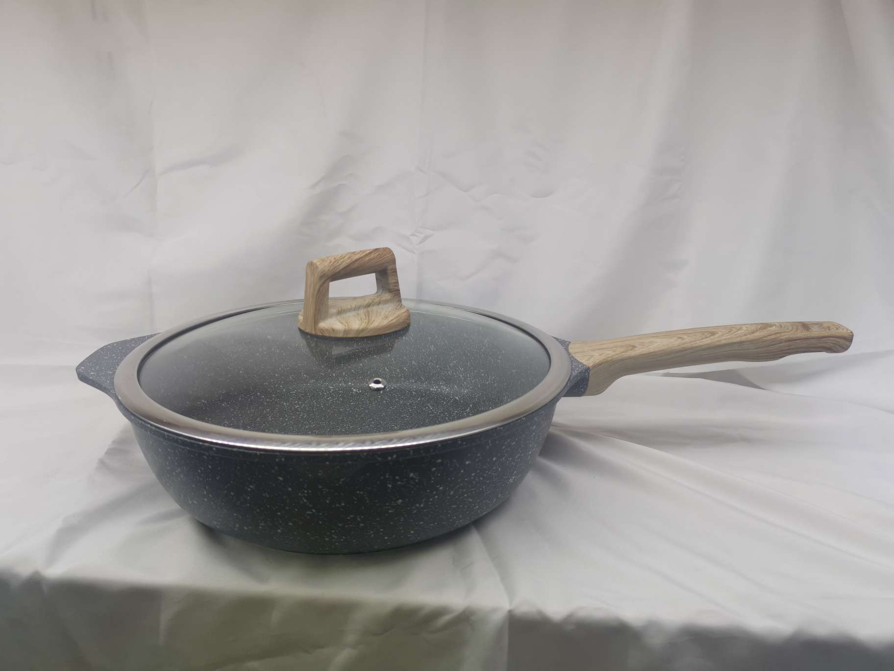 A 28cm frying pan and wok can be used to cook soup Specification image